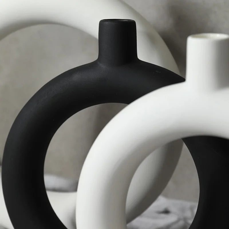 Minimalist Circular Vase – White or Black